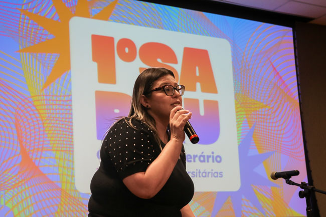 Jessica Vieira, aluna do curso de Administração, realiza a abertura e mediação do 1º Sarau Cultural e Literário: Vozes Universitárias.
