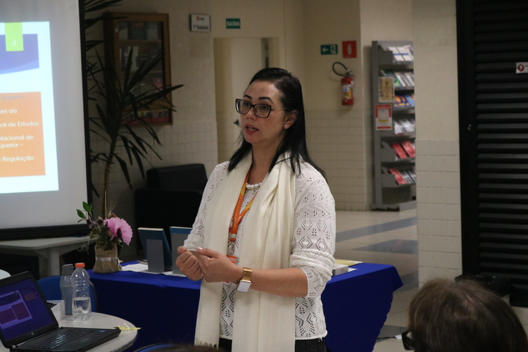 Bibliotecária Lilian conversando com alunos de Biblioteconomia do Assunção