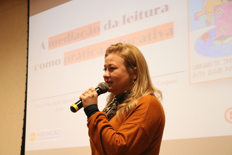 Margareth Tringoni durante a primeira palestra da noite