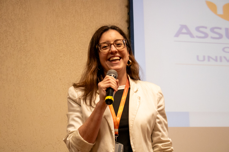 Prof.ª Me. Juliana Clemente durante palestra sobre Educação especial e Inclusiva