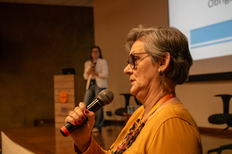 Prof.ª Dr.ª Solange Magalhães durante palestra sobre Educação especial e inclusiva