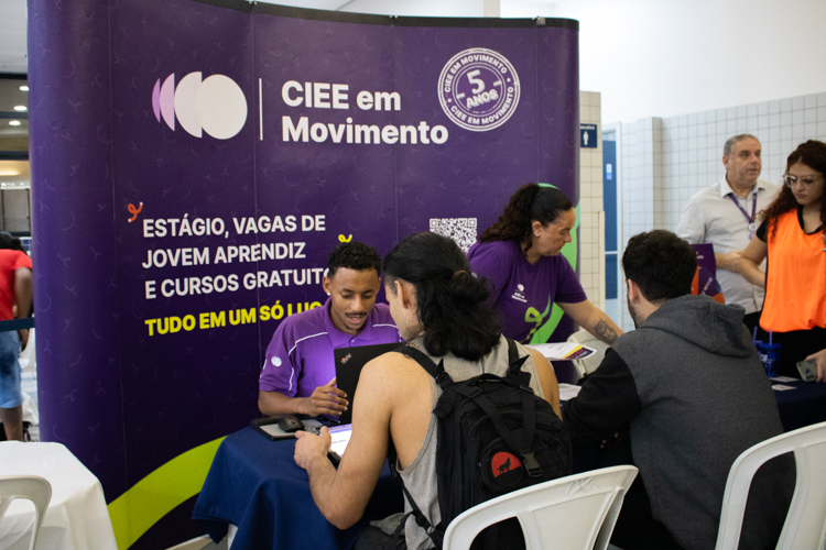 Mesa de exposição da CIEE durante a feira