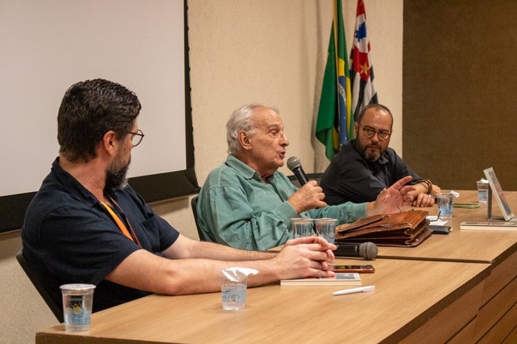 Prof. Dr. João Quartim de Moraes e professores Sidnei Ferreira e Thiago Rodrigues durante a palestra “Imperialismo”