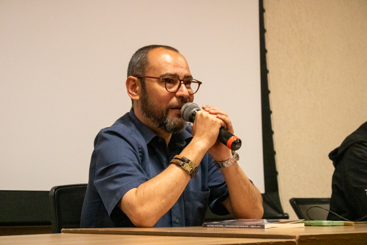 Prof. Dr. Sidnei Ferreira de Vares na palestra sobre seu livro “Cinza Chumbo”