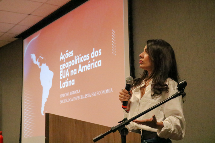Isadora Brizola durante sua palestra no II ASMUN