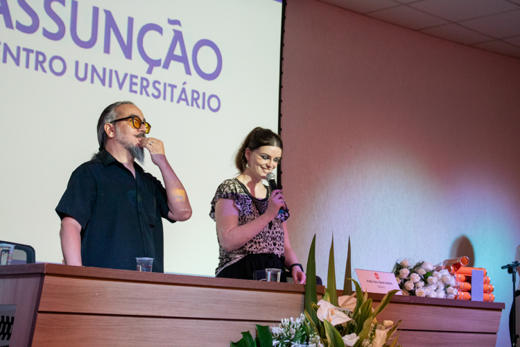 Prof.ª Dr.ª Karen Ambra durante discurso de abertura da celebração