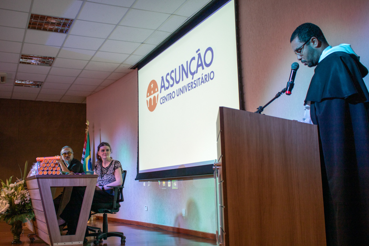 Formando Ivan Mendes Dionísio, orador da turma de Bacharelado em Filosofia.