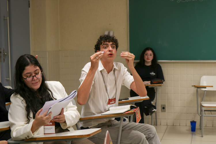 Delegado discursando durante sessão