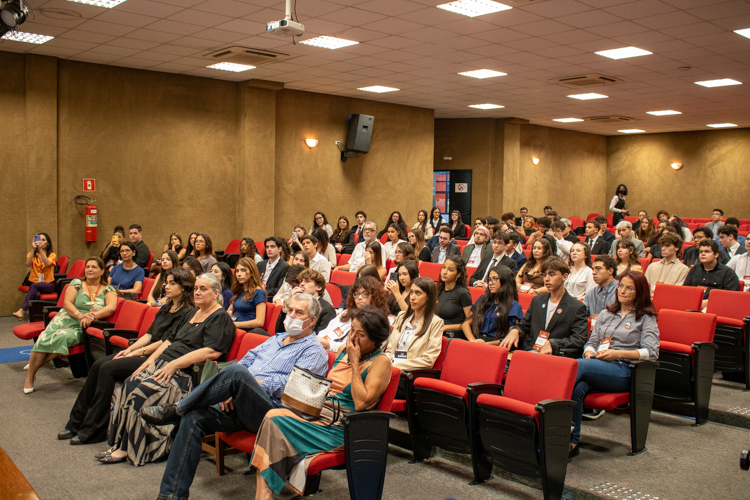 Jovens participantes da primeira edição do ASMUN