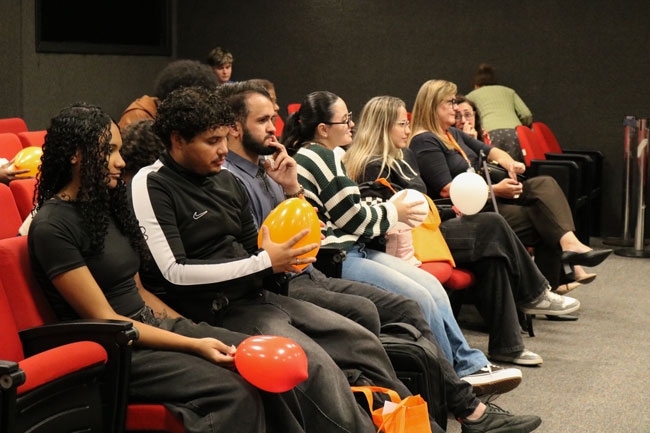 Alunos participam de dinâmica.