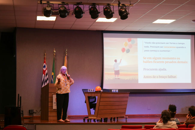 Prof.ª Dr.ª Maria Luiza Marques faz uma dinâmica com balões para falar sobre Saúde Mental e a Vida Universitária