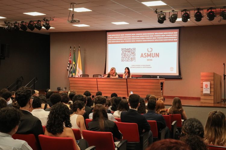 Auditório cheio para a palestra com Martina Giovanetti e Miwa Kashiwagi.