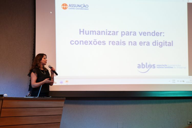 Daniela Archanjo, diretora executiva da ABLOS, durante abertura do XXVI Encontro de Pós-Graduação.