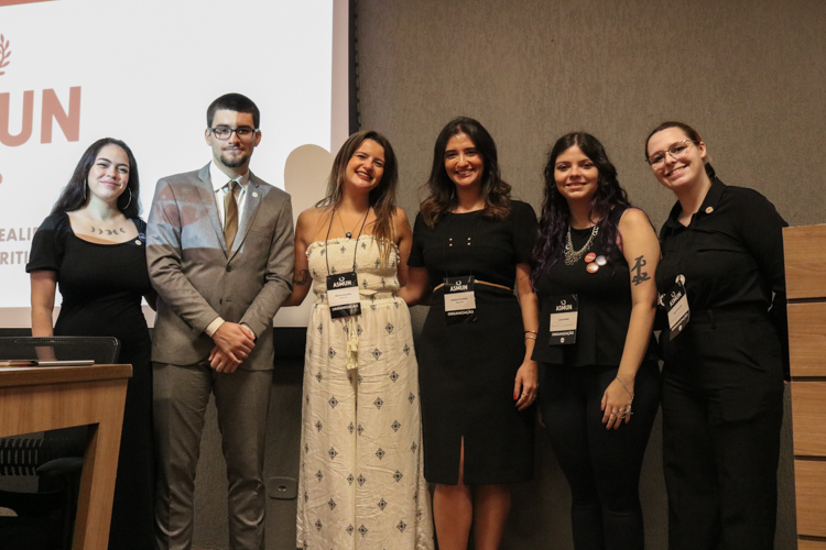 Palestrantes do terceiro dia de II ASMUN ao lado do Secretariado Geral.