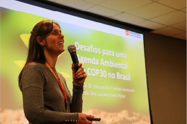 Professora Luciana Savoi apresenta painel sobre a COP30