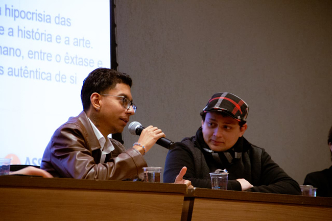 Felipe Araújo, aluno de História do Assunção, durante sua apresentação no evento.