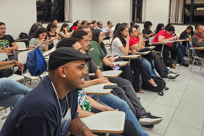 Alunos de Administração, Ciências Contábeis e Pedagogia reunidos.