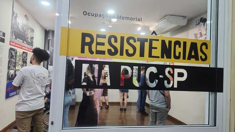 Entrada da exposição "Resistências na PUC-SP", destacando o papel da universidade na luta contra a ditadura militar