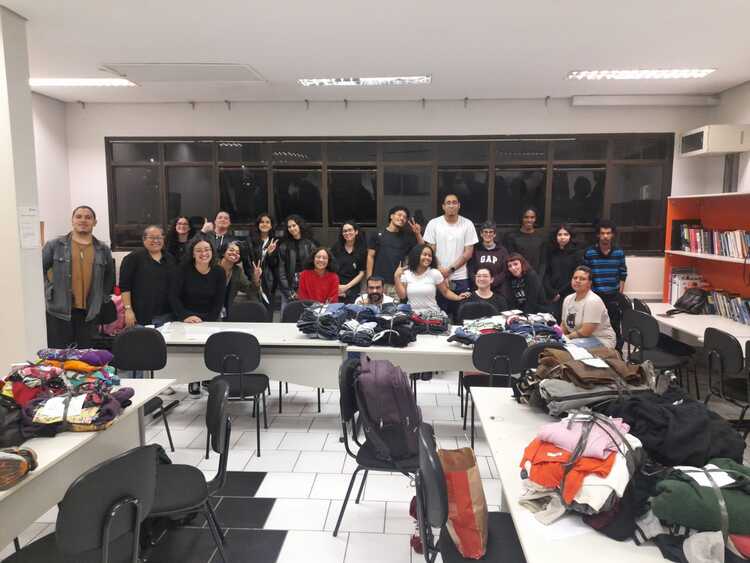 Turma de Biblioteconomia reunida com as Doações arrecadadas