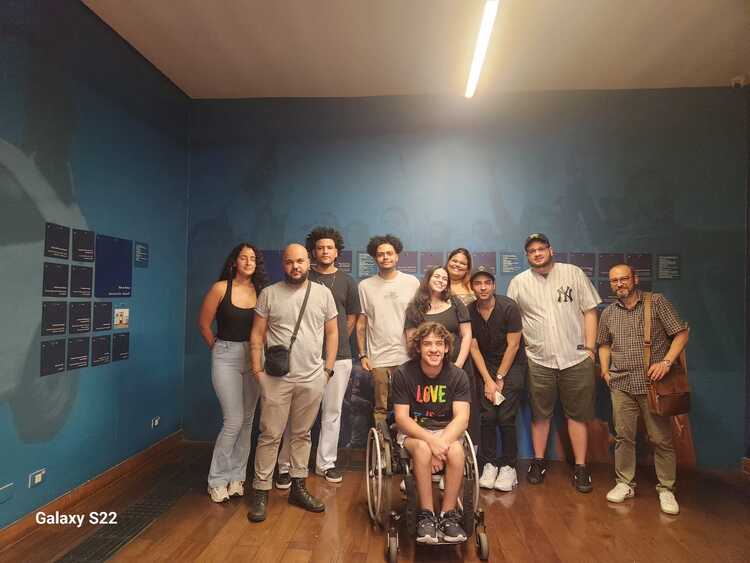 Alunos do curso de História posam juntos em uma das salas do Museu da Resistência, durante a visita guiada