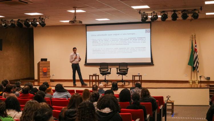 Aula Magna sobre IA e Biblioteconomia abre o semestre no Assunção